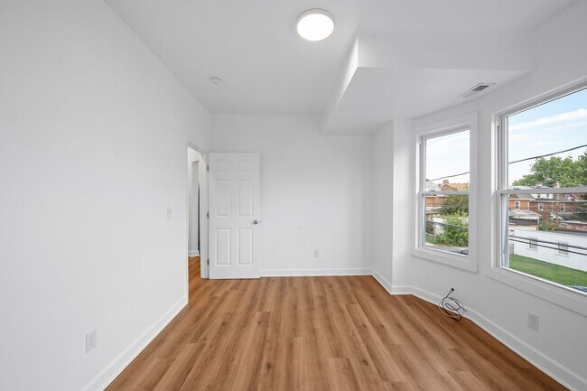 Building Photo - 135 S West St