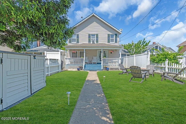 Building Photo - 608 Lareine Ave