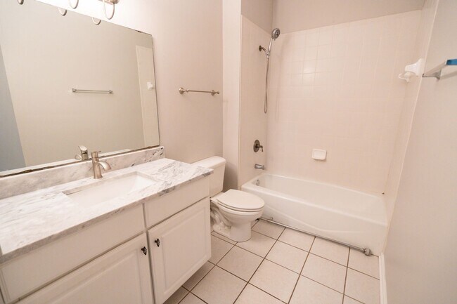 Building Photo - Beautiful 3 Bedroom 2 1/2 Bath Condo