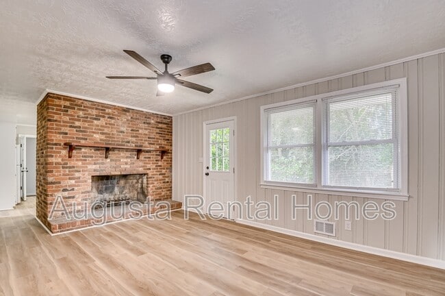 Building Photo - 323 Pineview Dr