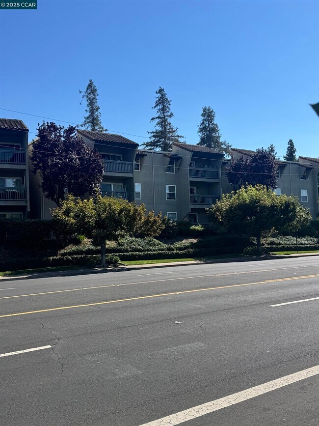 Building Photo - 1085 Murrieta Blvd