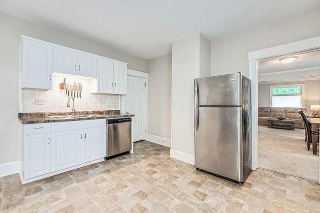 Building Photo - Stunning 5 Bedroom, 2 Bathroom Home in Minneapolis! Available 3/1/2026-Section 8 Accepted