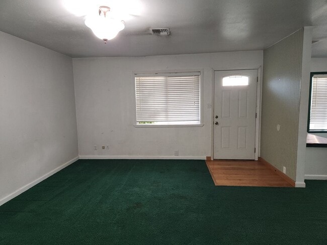 Building Photo - 3-bedroom 1 bath Single Level House