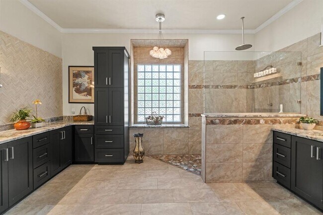 Building Photo - 121 Vinca Dr