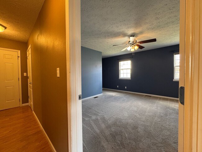 Building Photo - Beautiful spacious home in Waynesville