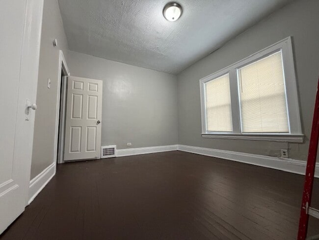 Building Photo - 3318 E 140th St