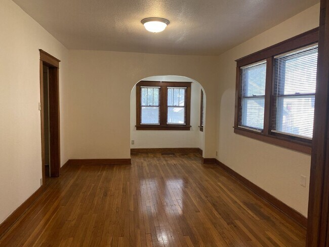 Building Photo - 908 SW 12th St
