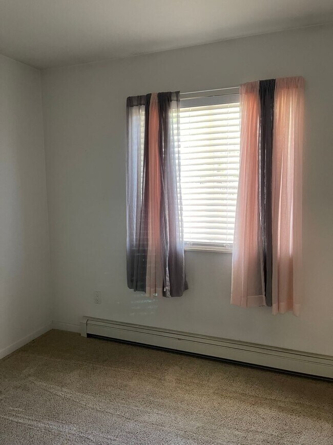 Building Photo - 3 Bedroom Home with Shop