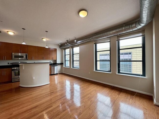 Building Photo - 1390 Kenyon St NW