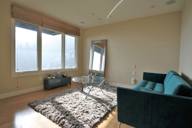 Building Photo - Beautiful Home w/ Stunning Views from Every Room! Available for Short Term Rentals Only!