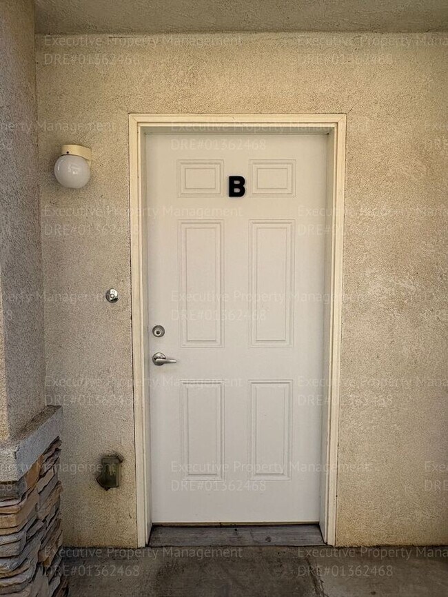 Building Photo - 2 bedroom 1.5 bathroom townhome located in a gated community near Hosking Ave/ S. Union Ave