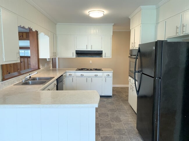 Building Photo - 5421 Pine St