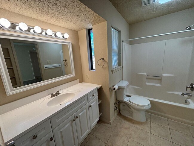 Building Photo - Beautifully updated 3-bedroom 2-bath home