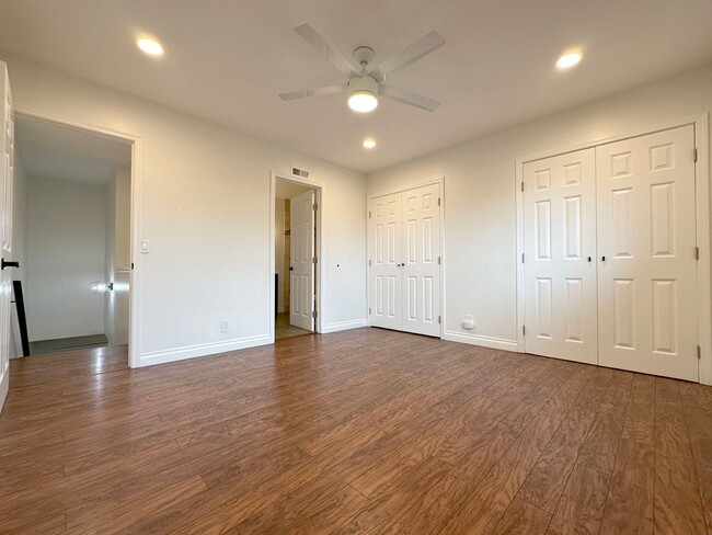 Building Photo - Quiet Huntington Bay Townhome Community - ...