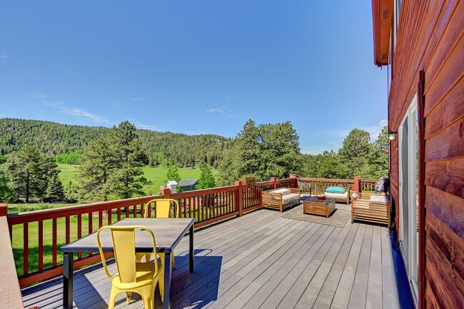 Building Photo - Beautiful Evergreen Home