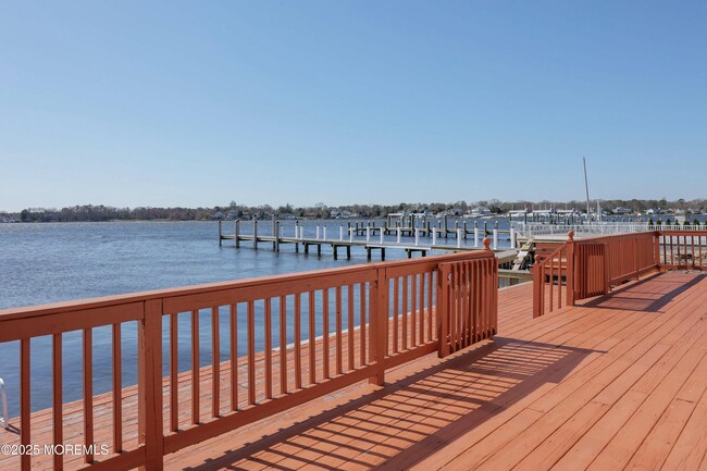 Building Photo - 44 Island Dr