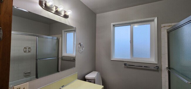 Building Photo - $500 MOVES YOU IN - 2 Bedroom on 18th Ave in Albany - Pet Friendly