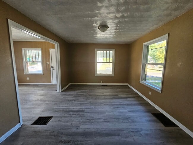 Building Photo - 3 bedroom home with fenced yard