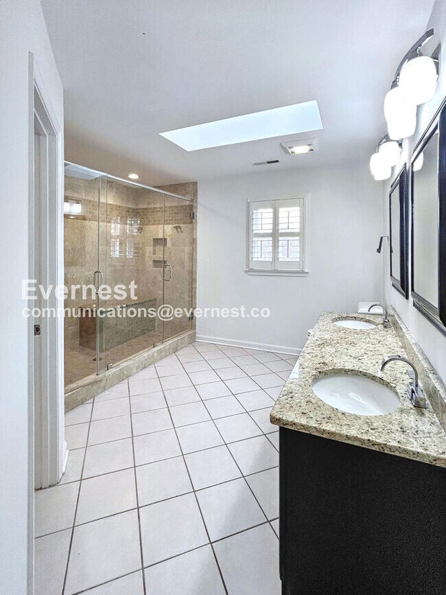 Building Photo - 3501 Shaker Dr