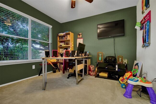 Building Photo - 615 Salma Ct