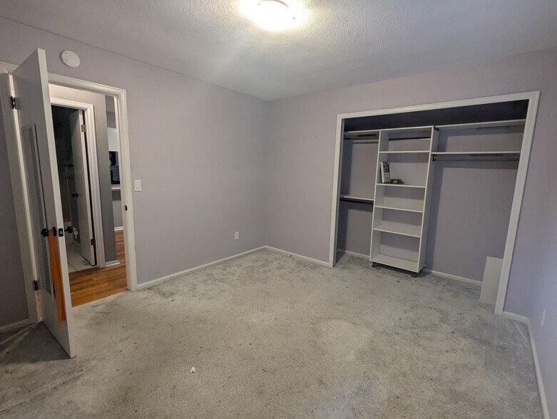 Building Photo - 6241 Willow Ln