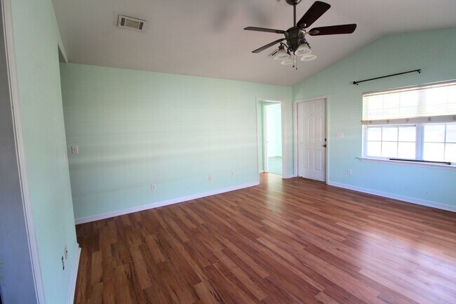 Building Photo - 3 Bedroom Home in Wakulla Gardens Available Now