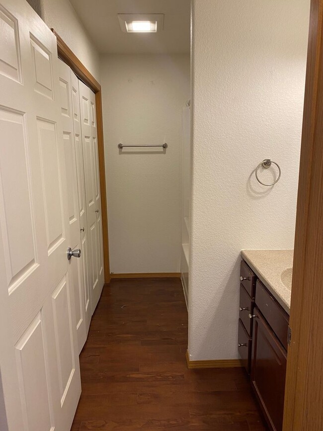 Building Photo - Lower 2 Bedroom /1 Bath Apartment! Appliances Included!