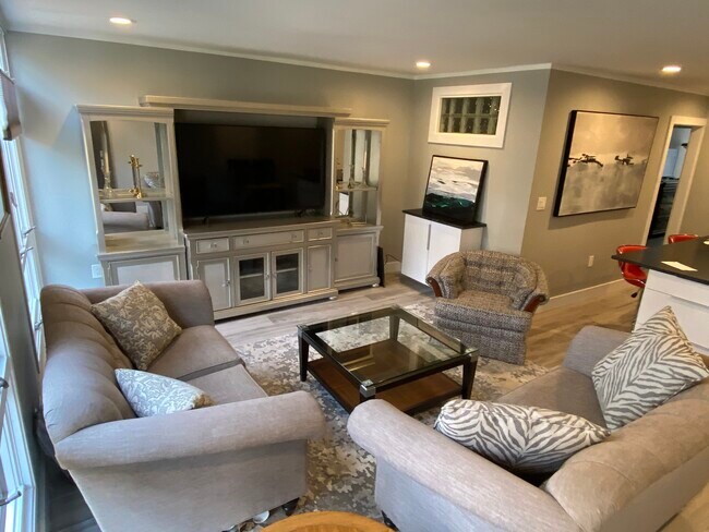 Building Photo - 7 Hughes Pl