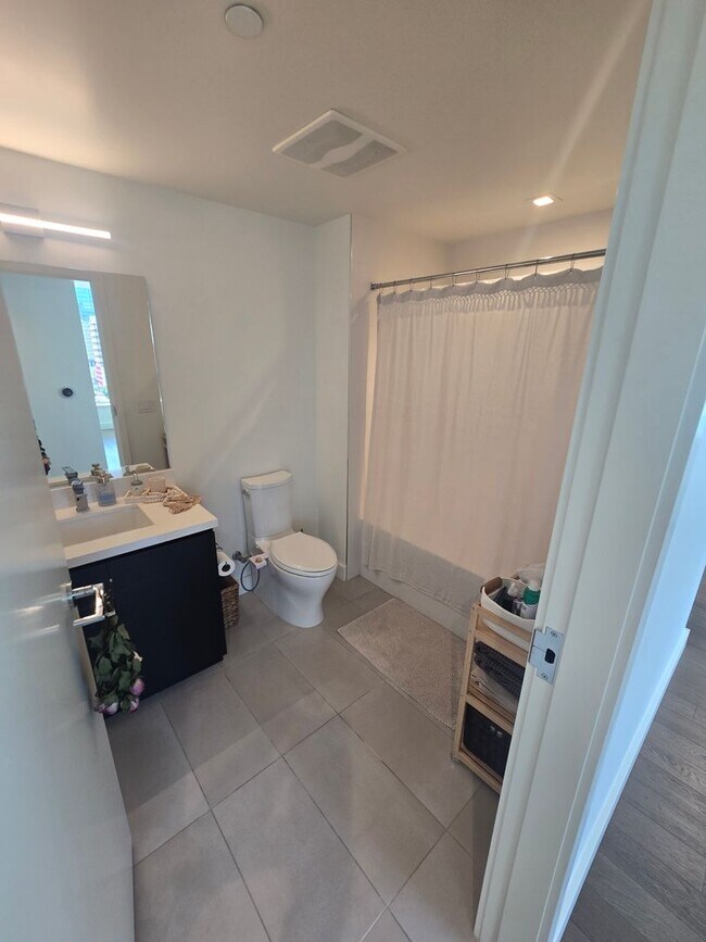 Building Photo - Savina by Bosa - Built 2020 - Bay & Downtown Views - 2 Parking Spots