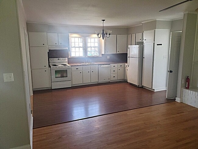 Building Photo - Charming Vintage Ranch, Den, Fireplace, Screened Porch