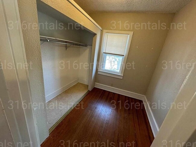Building Photo - $1,095 - 2 bedroom / 1 bathroom - Single F...