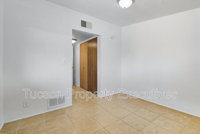 Building Photo - 1662 N Beverly Ave