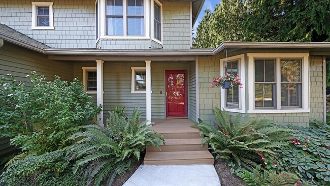 Building Photo - 3 Bed 2.5 Bath - Exceptional Condition - P...