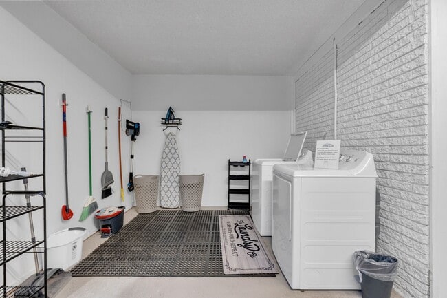 Building Photo - 9805 Sugarberry Dr