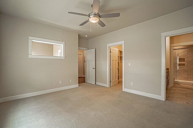 Building Photo - 3 Bedroom townhouse with stunning Ashland views! | Available Now