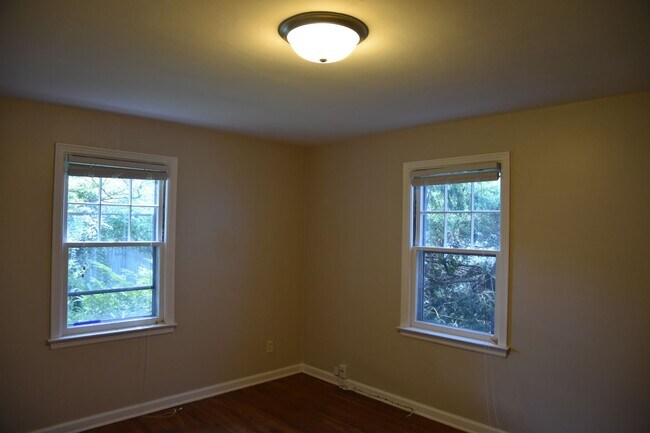 Building Photo - 3 Bedroom Home in Clintonville/Beechwold Area
