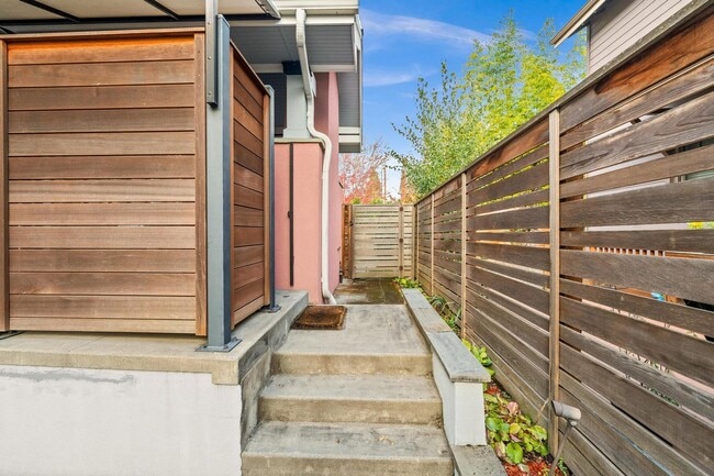 Building Photo - Elegant Grant Park Craftsman with Wine Cel...