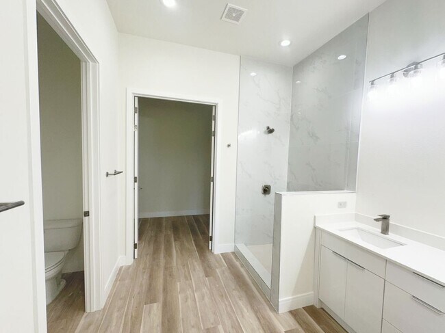 Building Photo - 15561 Aldama Cir