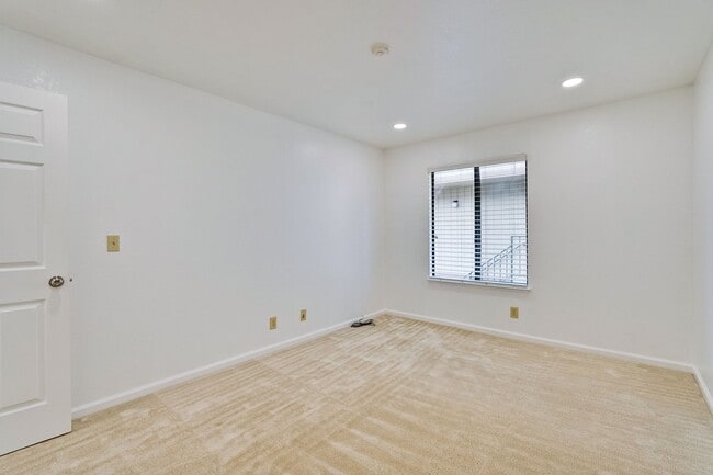 Building Photo - Spacious condo available in desirable Newpark Village community!