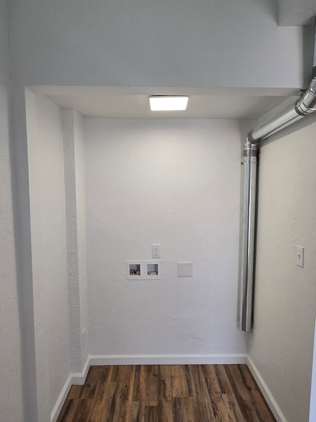 Building Photo - Recently updated 4 bedroom 4 bathroom house in the UNM  North Campus area!