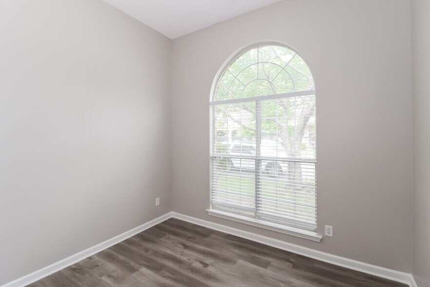 Building Photo - 8645 Valmont Cir