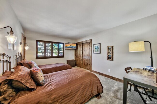 Building Photo - Beautiful pet friendly home with amazing views and private boat dock avail. Now! W/ lots of extra...