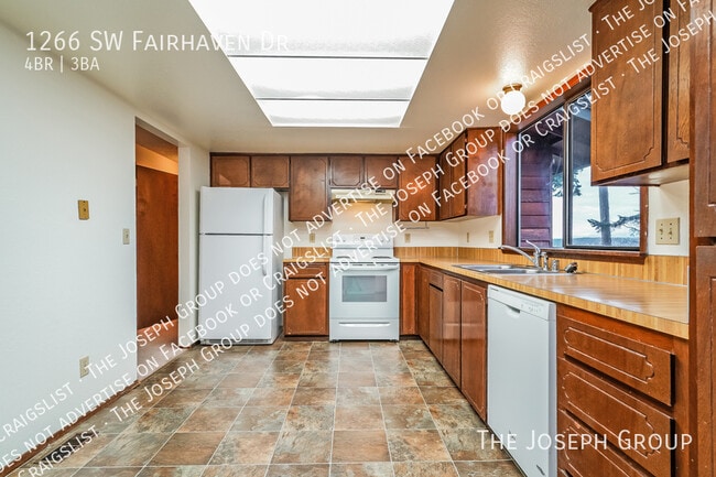 Building Photo - 1266 SW Fairhaven Dr