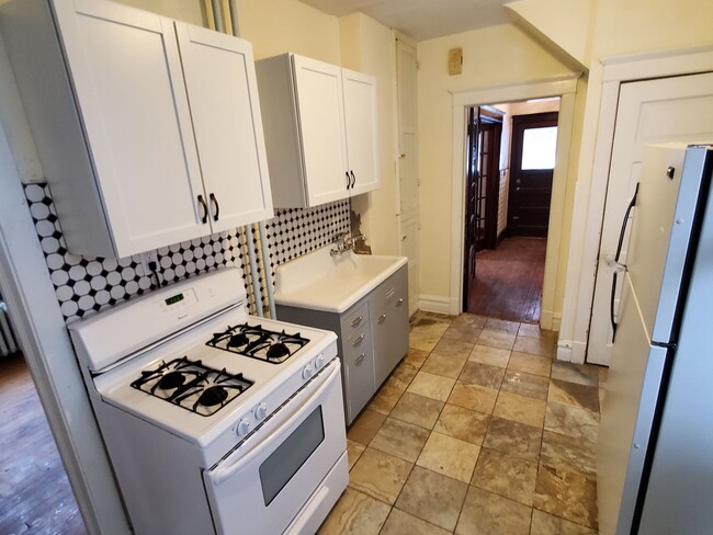 Building Photo - AVAILABLE JUNE 2025 - Great 4 Bed, 1 Bath in East Duluth!