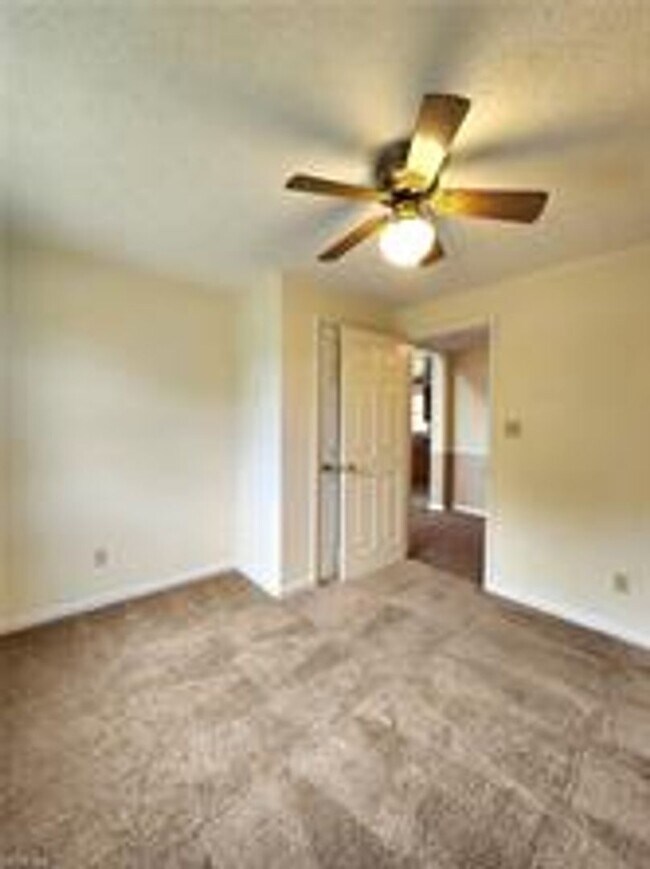 Building Photo - Cute upstairs home