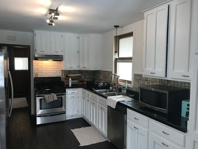 Building Photo - Beautiful Single-Family Home on a Quiet St...