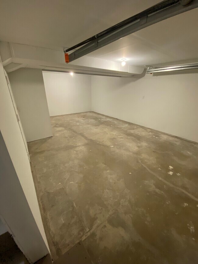 Garage 2 - 2806 Highland Dr