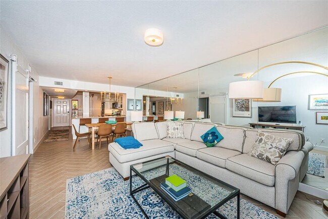 Building Photo - 5901 Bahia Del Mar Cir N