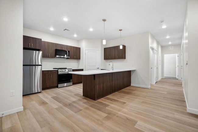 Building Photo - 983 W State St