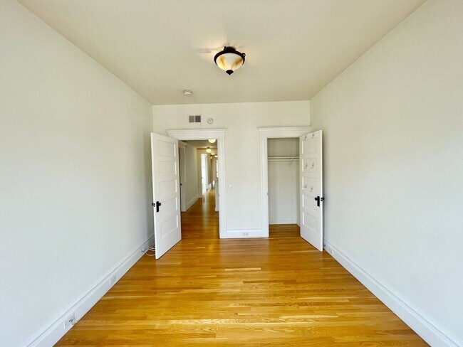 Building Photo - HUGE Top Floor Edwardian 4BR/1.5BA  Flat w...